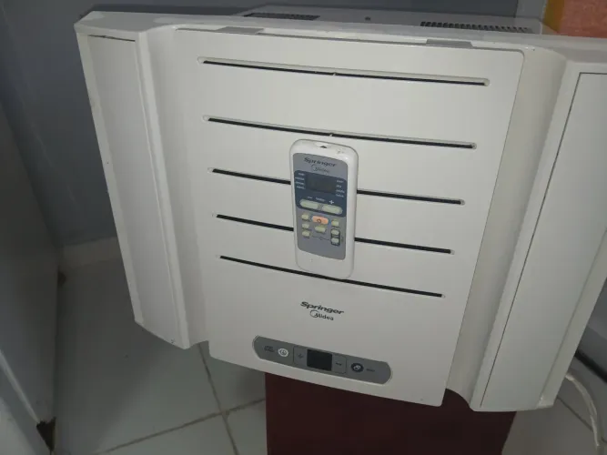 Com 8 meses de uso- Ar-condicionado ELECTROLUX digital 750Btus- impecável sem nenhum