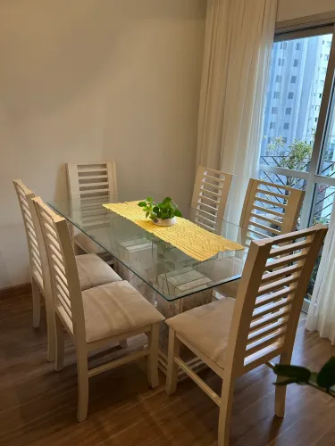 Conjunto de mesa e seis cadeiras