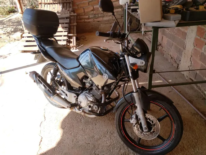 Vendo moto factor 125 em bom estado tudo em dias é só pegar ele andar