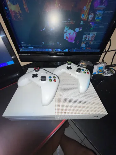 Xbox One S 1Tb c/ 2 controles (aceito troca e passo cartão)