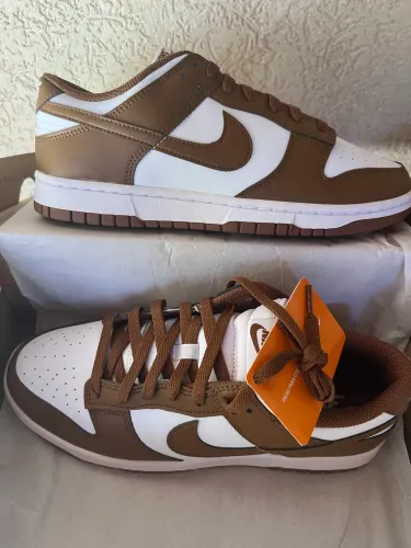 Tênis dunk low marrom e branco