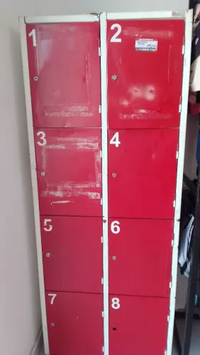 Armário guarda volumes 