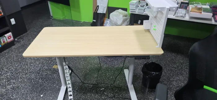 Mesa elétrica e de altura ajustável para escritório. 