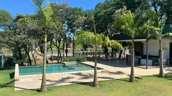 Chácara a venda com lago para pesca .