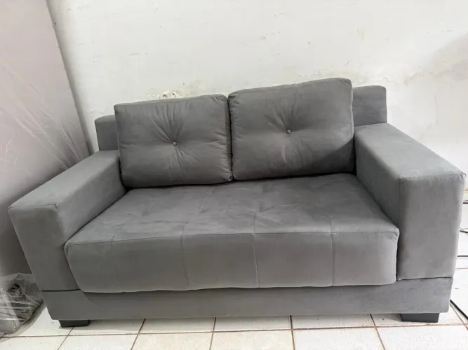 Sofá com tecido suéde aveludado 