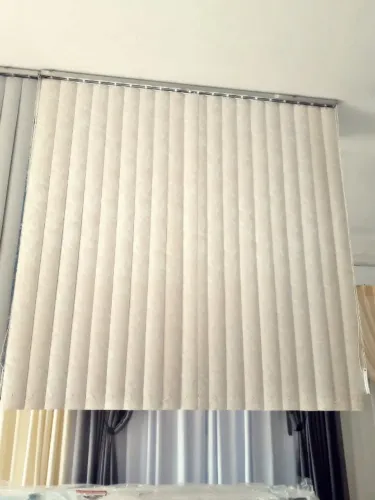 Persiana vertical blackout para quartos e escritórios