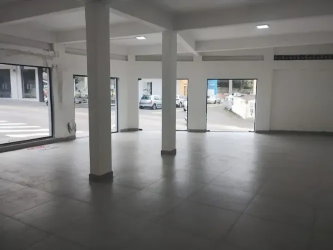 Loja de esquina no bairro Costa do Sol