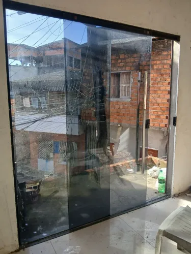 Vende-se porta em vidro temperado fumê de 08mm, medindo 210×200 ( A×L)