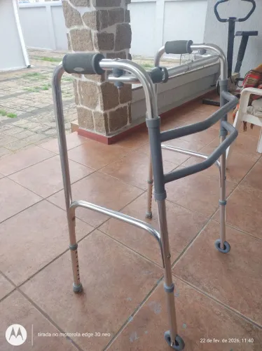 Andador três barras com 2rodas