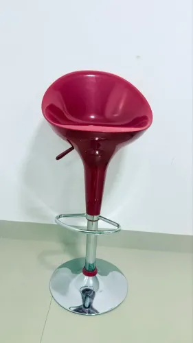4 - Banqueta Alta Giratória Vermelha - Base Cromada e Regulagem de Altura
