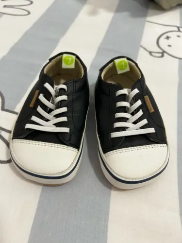 tênis infantil em couro preto e branco do modelo Funky ou Volt da marca Tip Toey Joey.