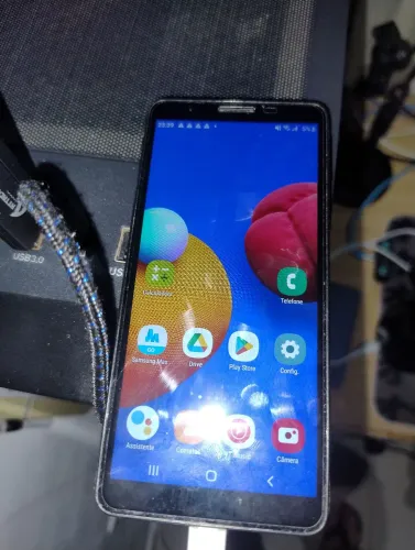 Celular Samsung Galaxy A01 Core em estado perfeito com capa cinza e película 3D nova