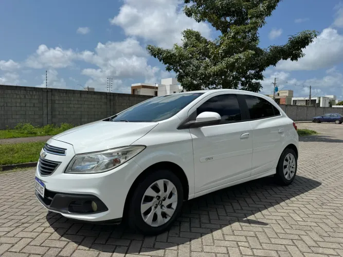 Chevrolet Onix Hatch LT 1.0 8V Flex Power Mec. 4P 2014