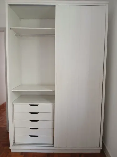 Guarda roupa de madeira branco