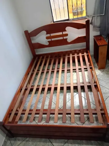 Cama de casal de madeira + colchão *ACEITO CARTÃO*