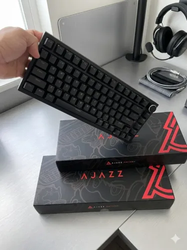 TECLADO MECÂNICO AK820 - CONFORTO E PRECISÃO PARA JOGOS E TRABALHO