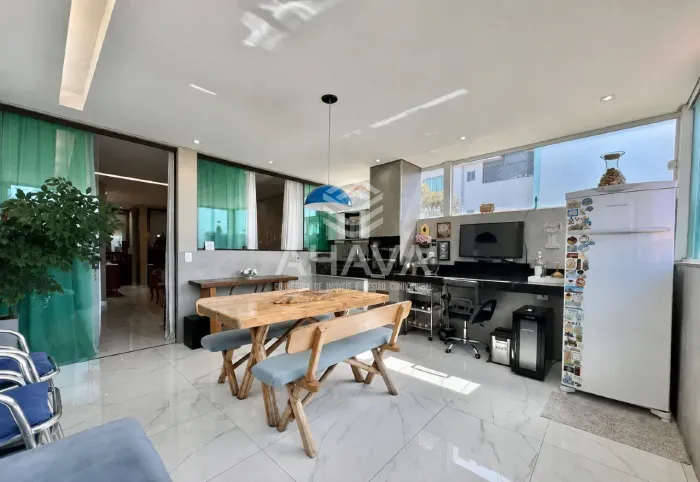 Casa Geminada em lote de 180m² com 3 Quartos sendo 1 Suíte, 2 Escritórios, 2 Vagas, Bairro