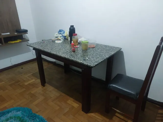 Mesa com pedra de marmore