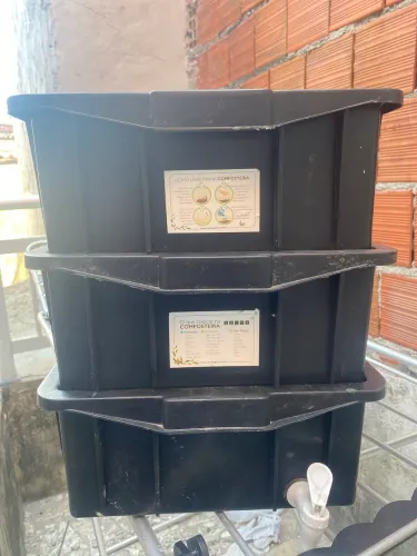 Composteira pequena e prática.