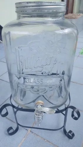 Dispenser de bebidas de vidro com suporte de ferro