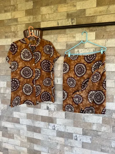 Conjunto Camisa e Saia marrom estampada tamanho G