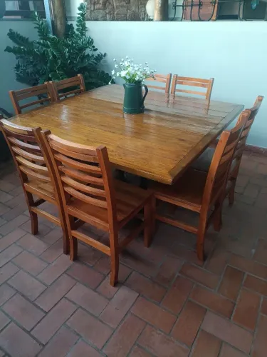 Mesa quadrada com 8 cadeiras