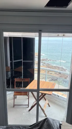 Porta de correr em alumínio e vidro