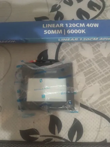 Vendo refletor na caixa e uma régua luminaria