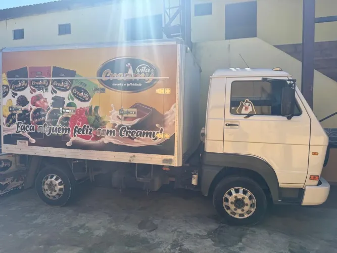 Caminhão baú sorveteiro