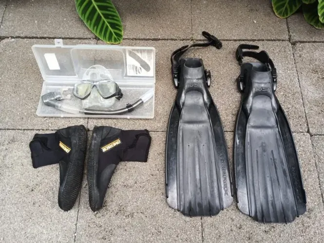 KIT DE MERGULHO COM NADADEIRAS, BOTAS DE NEOPRENE E MÁSCARA