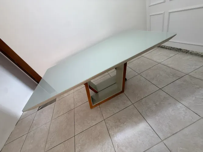 Mesa de madeira com tampo de vidro