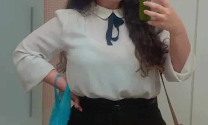 Blusa com laço no pescoço