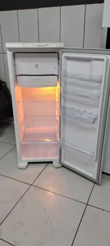 Vende uma geladeira semi nova
