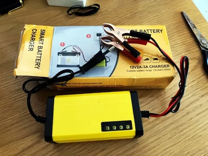 Carregador de Bateria Automotivo Portatil 12Volts 3Amp