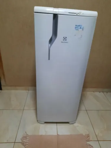 Geladeira Electrolux 310 litros