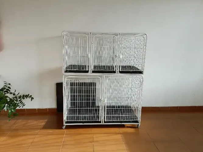Gaiola de metal para animais com sete lugares