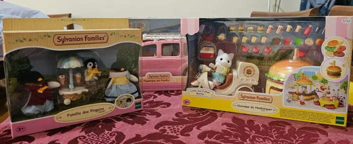 Sylvanian Families (Lote Van Piquenique, Hamburguer Stand e Família dos Pinguins)
