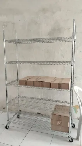 Estante em aço cromado