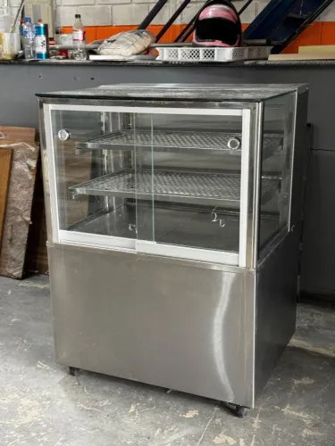 Vitrine Expositora Refrigerada em Aço Inox com Prateleiras