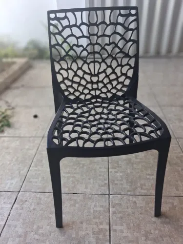 Cadeira gruvyer pretas estrutura monoblocos. 1 por 60,00 e 2 por 100,00