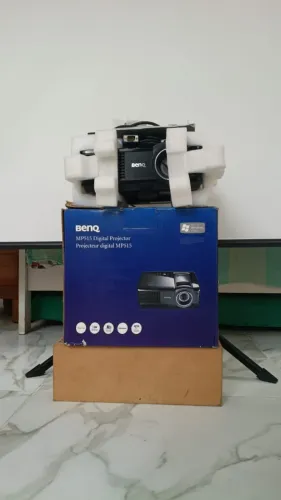 Kit Data Show Completo: Projetor BenQ MP515 + Tela Tripé 1,8x1,8m + Tubo de Transporte