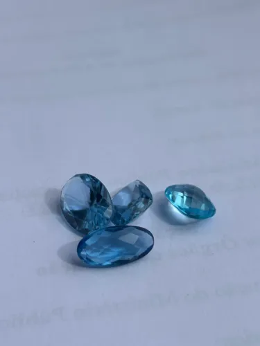 04 pedras lapidadas azul ( comprei como topázio )