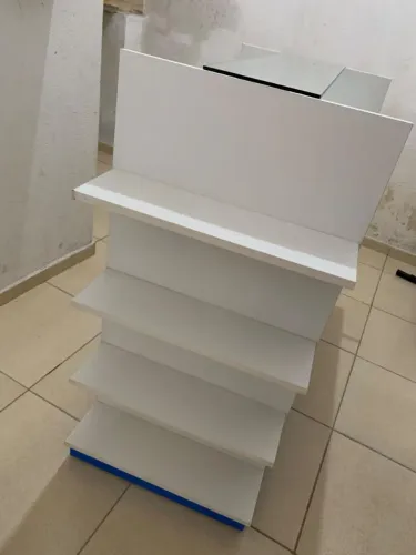 Ilha de MDF e Vidro para Loja