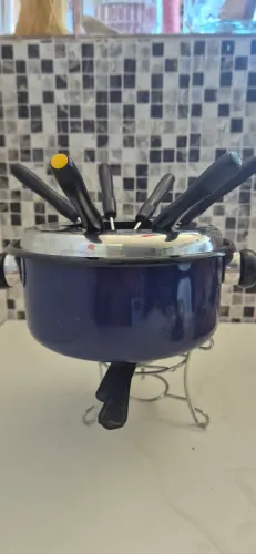 Panela Fondue , 1 panela , 6 garfinhos , 1 suporte , 1 queimador , marca Metalzanella .