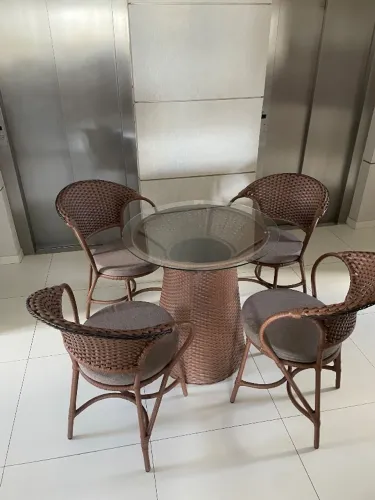 Conjunto de varanda( mesa com quatro cadeiras)