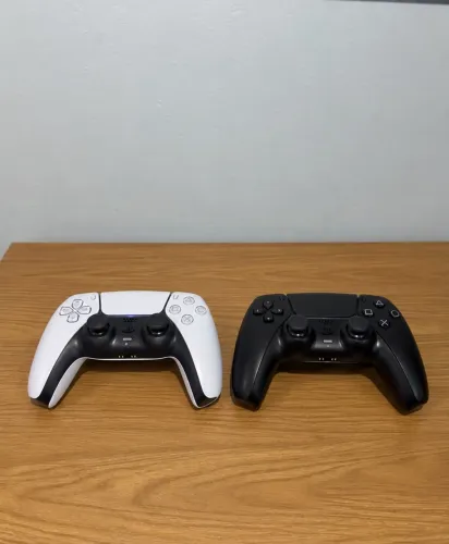 2 Controles PS5 - Branco e Preto - Originais - Faço OLX PAY