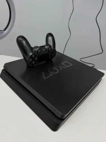 PS4 1TB EDIÇÃO DAYS OF PLAY  2 JOGOS E CABOS