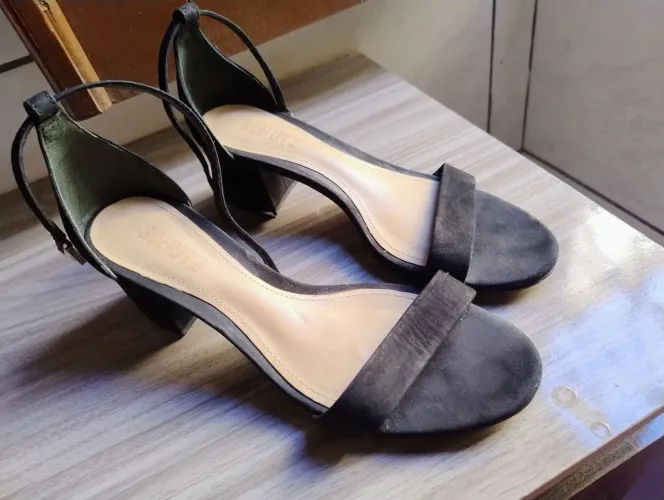 Promoção: Sandália salto Schutz n°36