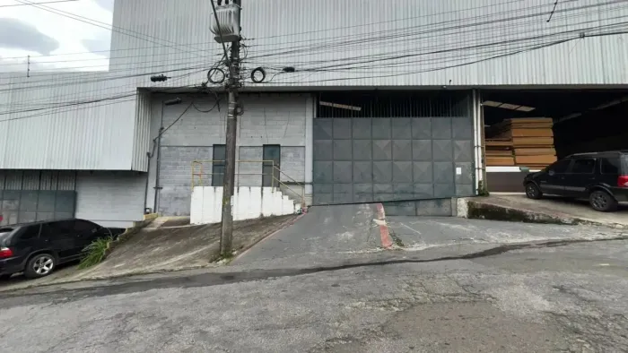 Imóvel para aluguel possui 472 metros quadrados em Jardim Meudon - Teresópolis - RJ