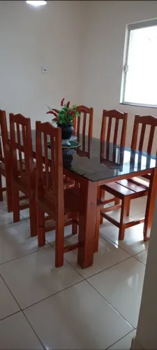Vendo mesa de vidro , madeira pura 